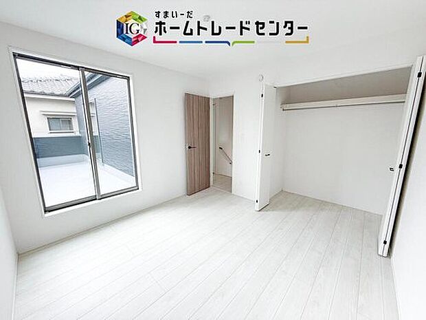【リビング以外の居室】各居室に収納を完備しております。収納が豊富な住宅は居室空間がしっかりと使えるので暮らしやすさが断然に上がります。荷物をを気にすることなく家具の配置をお好み通りにできるのも大きな魅力です。