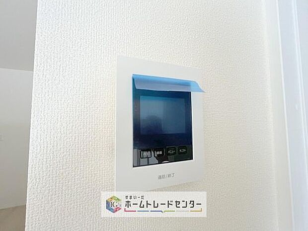 【【TVモニター付きインターホン】】録画機能もあり、どのような人が何時に来訪されたのかが分かります。防犯上はもちろん、お届け物などの把握にも便利です。ライトが付いているので、夜間でも安心です。