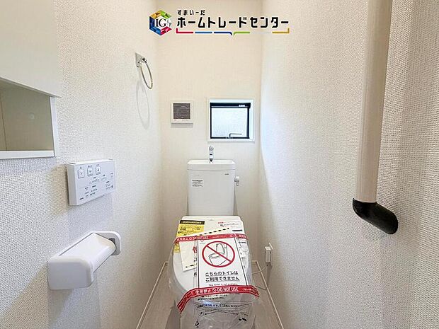 【【トイレ】】暖房機能の付いた便座は冬の寒い日にはあって良かったと本当に思います。もちろん快適で清潔なシャワー機能は標準で備えています。スペースも広くとっているので普段のお掃除もしやすいトイレスペースです。
