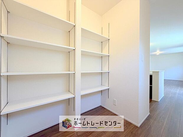 【収納】ミネラルウォーターや調味料など、まとめ買いしても置き場所の心配がいりません。育ちざかりのお子様を持つご家庭にとっても嬉しいスペースです。