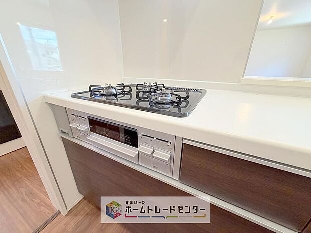 【【システムキッチン】】同時調理に強い3口コンロを採用。炒める・煮る・茹でるを一度に進められ、朝夕の支度がスムーズ。家事時間をぐっと短縮できます。