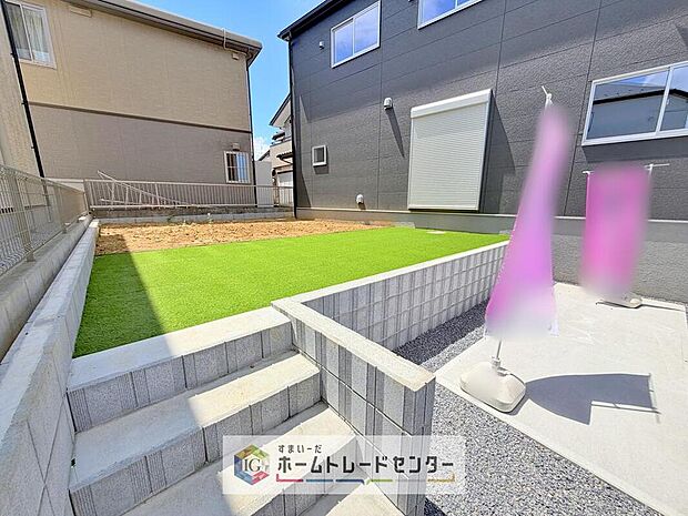 【庭】陽当たりの良いお庭では、お子様の遊び場や趣味のガーデニングなど、ライフスタイルに合わせていろいろとお楽しみ頂けそうです。