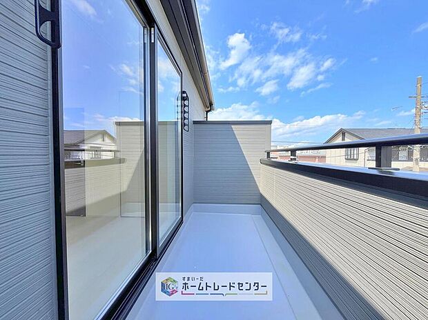 【バルコニー】お洗濯物を干したり、日光浴をしたり、色々なことにお使いいただくバルコニーは、外から見た際に建物の見た目にも大きな影響を与える要素の一つです。自慢の我が家としていただくために形にもこだわりました。