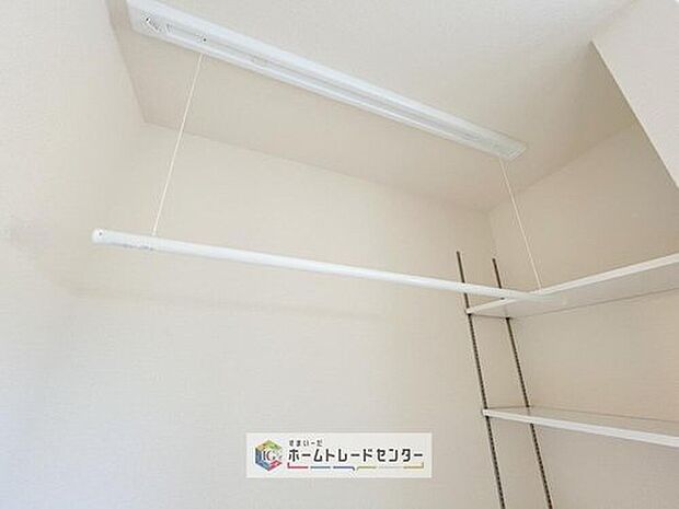 【【室内物干し】】急な雨にも対応できる室内物干しが標準装備のため、バルコニーの屋根を設置するは必要がありません。風の強い日でも気にせずお洗濯ができます。