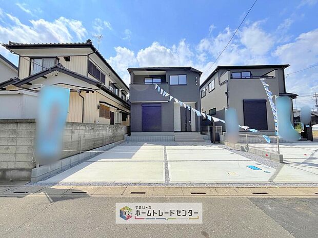【現地外観写真】お車はゆとりをもって並列2台停めていただけます。お出かけの際に誰かに頼んで前の車をどかしたり、1台の停め方によってはもう一台の駐車が難しかったり、そんなストレスとは無縁の広さがあり、楽々停められます。