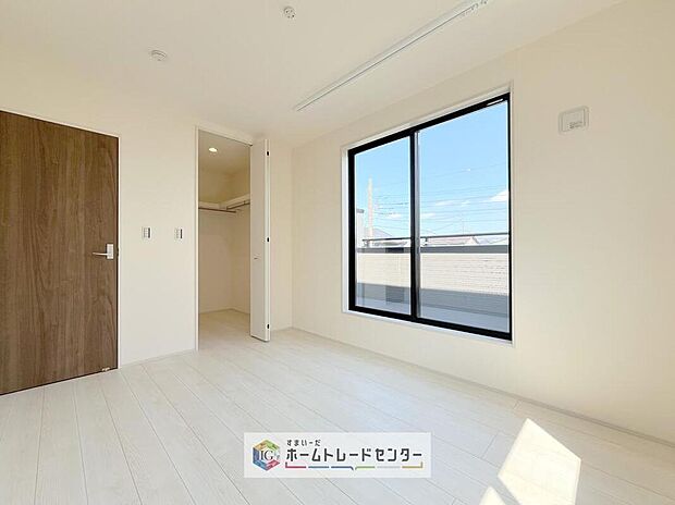 【洋室】日当りの良さは写真でも充分に伝わるかと思いますが、開放感のある周囲にめぐまれたおかげで、風通しもとても良くなっております。ぜひ現地を見ていただき体感していただきたいポイントです。