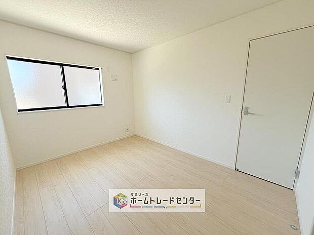 【リビング以外の居室】こちらは2番目に暗いお部屋です。あえて2番目に暗いと書きましたが、これで暗いと言ったら怒られてしまうだろうなというくらいしっかりとした明るさを確保できています。もちろんこちらも2面採光風通しも良好です