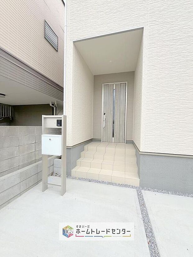 【玄関】駐車場横のアプローチを上がると、木目調の高級感のある玄関ドアがございます。玄関を開けると広々とした空間と収納も目の前に！玄関が広い家は入った瞬間から気持ちが良いです。ぜひご自身で確かめて見て下さい。