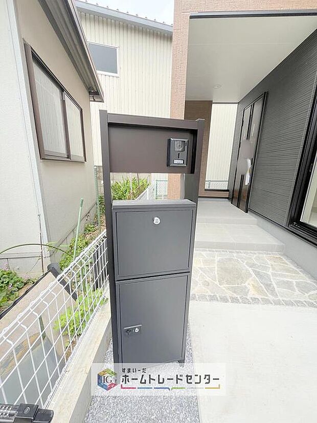 【宅配ボックス】戸建用の宅配ボックスを設置。通販でのお買い物などお荷物が届く予定があっても時間を気にせず外出できるので大変便利です。
