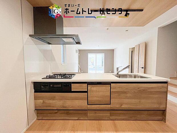 【【システムキッチン】】食洗機が標準装備でついています。家事は毎日の事、一日一日は少しの負担軽減でも、その少しを1年で考えれば大きな時間になります。自由に使えるお時間を増やしていただき、その分新居でおくつろぎ下さい。