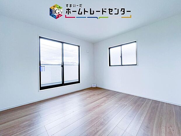 【洋室】全居室2面採光です。光を取り入れやすのはもちろんですが、建物全体の窓の数も増えておりますので、換気性能に優れた物件です。窓を開ければ家中を気持ちの良い風が通り抜けます。