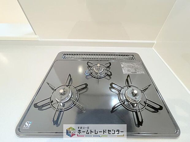 【【システムキッチン】】同時調理に強い3口コンロを採用。炒める・煮る・茹でるを一度に進められ、朝夕の支度がスムーズ。家事時間をぐっと短縮できます。