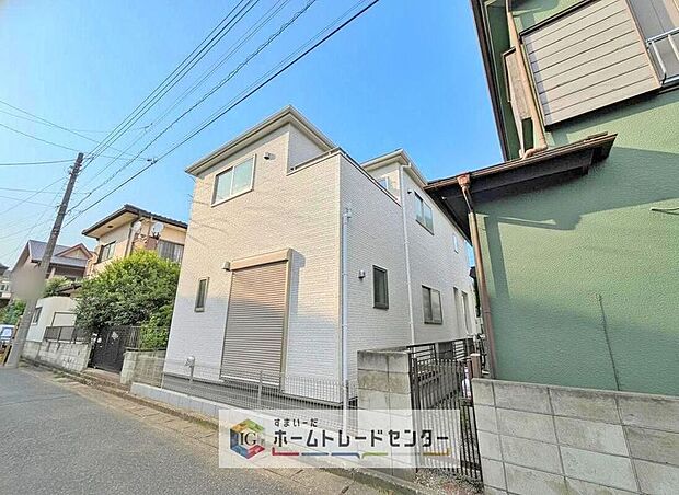【現地外観写真】青空に栄えるとても格好の良い建物です。駅徒歩12分で開放感のある両面道路！日当たり、風通しも良好です♪