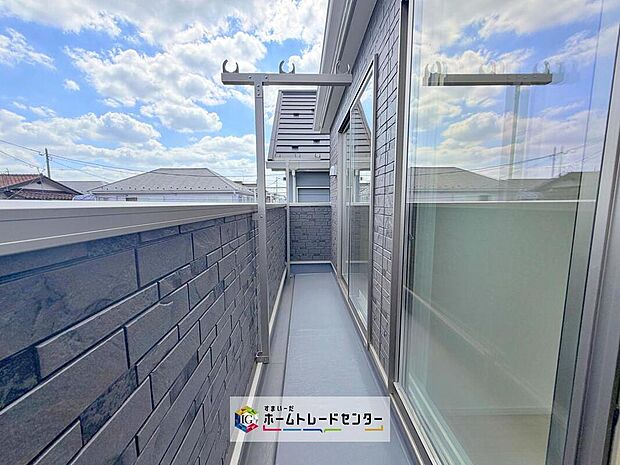 【バルコニー】バルコニーは2部屋以上からの出入りが可能となっております。同じ家族でも生活スタイルが異なる今の時代、昼間お休みになられている方がいても支障なくバルコニーを使えるために必要とされる要素かと思います。