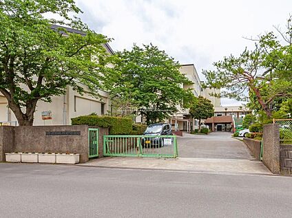 越谷市立弥栄小学校 560m(徒歩7分)