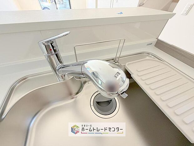 【【水栓】】浄水カートリッジ内蔵で場所を取らずに見た目もスッキリ。ノズルはシャワーヘッドになっておりお掃除も楽々です。