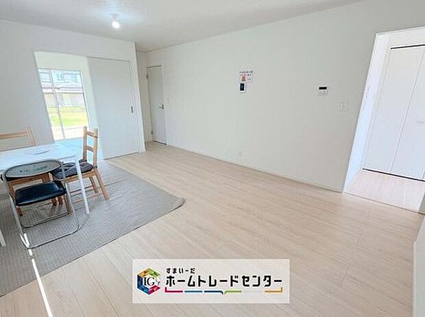 【リビング】縦長で奥行きのあるリビングは、家具の配置がしやすく使い勝手が非常に良いです。特にソファを配置した時にその便利さがお分かりいただけると思います。ゆったりと、くつろげる場所でなくてはならないと考えています