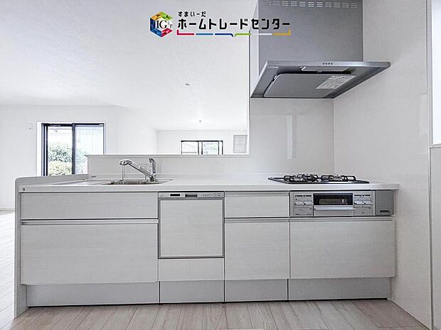 【【システムキッチン】】見栄えもよくお手入れもスムーズに出来るシステムキッチン。豊富な収納力もございますので、キッチンスペースをスッキリとお使い頂けそうです。