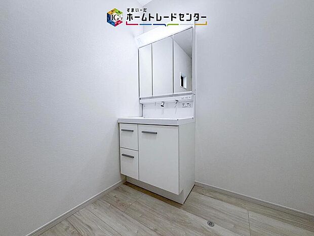 【【洗面台・洗面所】】洗面所にしっかりとしたゆとりを持たせることで、普段の生活の快適さにつながります。朝の準備に洗濯物の取り回し、浴室出入りや着替えなど、機能性が求められる場所です。しっかりとした広さを確保しております。