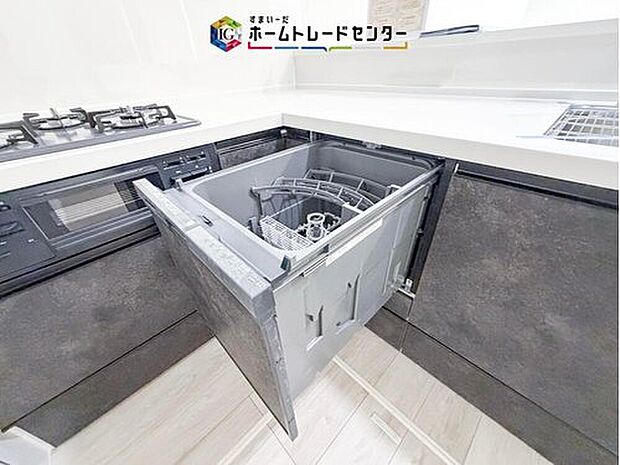 【【食器洗浄乾燥機】】忙しいご家庭の味方、後片付けもラクラクなビルトイン食洗機付き。洗い終わった食器の水切りや乾燥としても便利です。