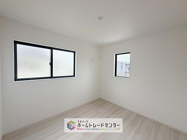 【リビング以外の居室】2面採光の洋室です。窓からの眺望もよくなり視界が広いので、部屋にいても飽きません、そしてもちろん大切なのは明るさと風通し、明るい日差しと心地よい風で自分のお部屋でくつろげる贅沢をご提供します。