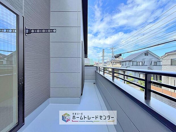 【バルコニー】バルコニーは2部屋以上からの出入りが可能となっております。同じ家族でも生活スタイルが異なる今の時代、昼間お休みになられている方がいても支障なくバルコニーを使えるために必要とされる要素かと思います。