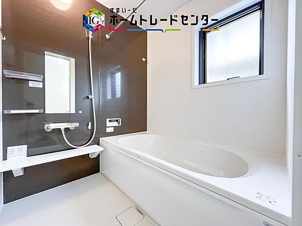 【【浴室】】一坪タイプのユニットバスは、足をしっかりと延ばして一日の疲れを癒すことが可能です。浴室暖房乾燥機も完備しておりますので、カビの心配が無いのはもちろん、雨の日のお洗濯物はお風呂で乾かせます。