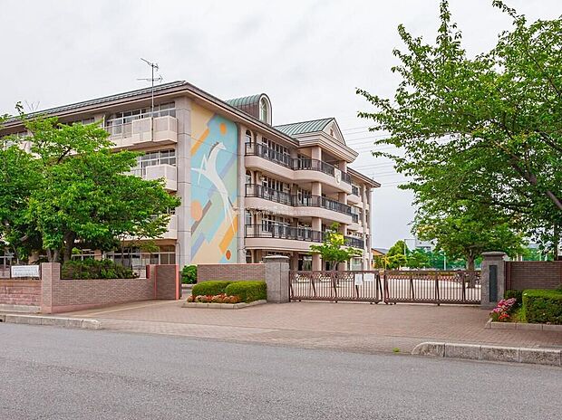 越谷市立出羽小学校(約650m)