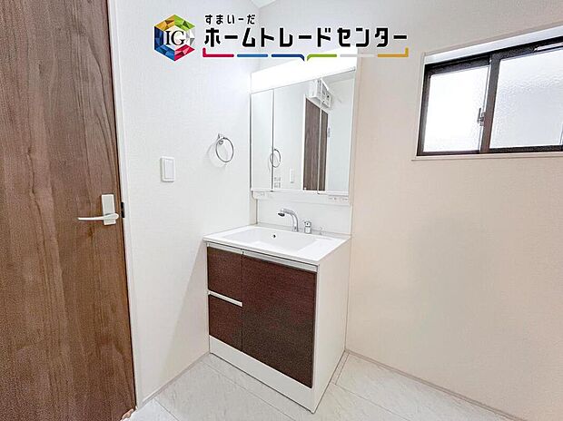 【【洗面台・洗面所】】合わせ鏡が可能な3面鏡です。朝の忙しい時間でもの身だしなみのチェックもここだけで完結できます。もちろん鏡の後ろは充分な収納力を持った収納となっており、視界に入る部分はスッキリと片付きます。