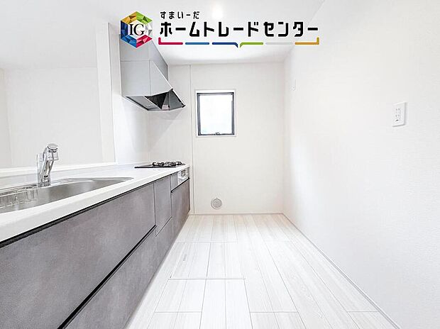 【キッチン】キッチンスペースは家族で作業が出来るよう広めにとりました。みんなで楽しくお料理をすれば、より美味しい食事が創れそうです。そしてお料理好きなお子様が育つかも、もちろん片付けもみんなでできます。