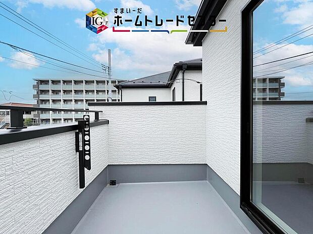【バルコニー】南面に面したバルコニーはもちろん日当たり良好です。お洗濯物を干していただく際にも楽にできるように奥行きを広くお取りいたしました。明るく、暖かなゆとりあるスペースで快適に家事を行っていただけます。