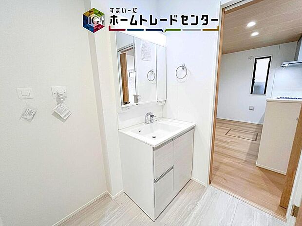 【【洗面所】】合わせ鏡が可能な3面鏡です。朝の忙しい時間でもの身だしなみのチェックもここだけで完結できます。もちろん鏡の後ろは充分な収納力を持った収納となっており、視界に入る部分はスッキリと片付きます。