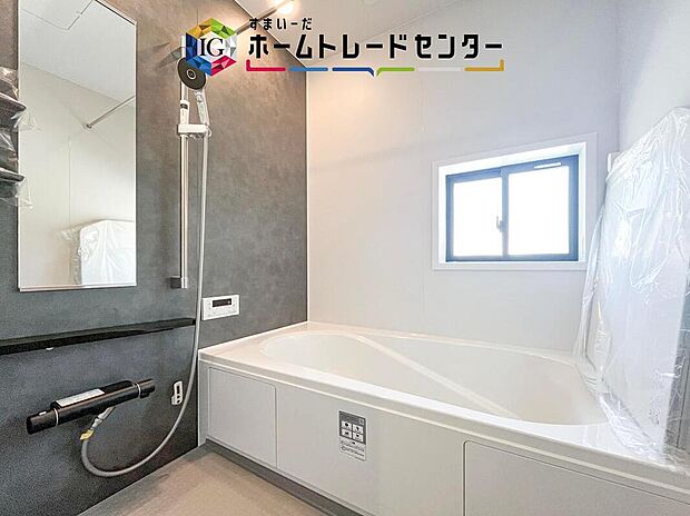 【【浴室】】一坪タイプのユニットバスは、足をしっかりと延ばして一日の疲れを癒すことが可能です。浴室暖房乾燥機も完備しておりますので、カビの心配が無いのはもちろん、雨の日のお洗濯物はお風呂で乾かせます。