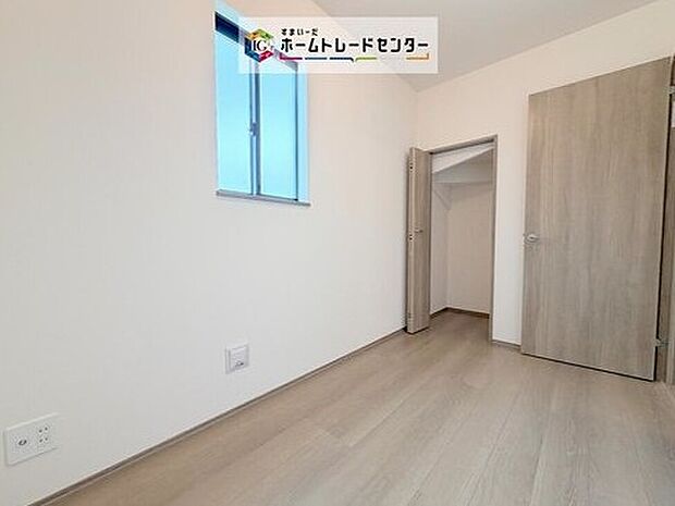 【その他内観】1階の納戸は、収納目的での使用はもちろん、書斎や作業スペース、趣味の空間として活用するなどさまざまな用途で利用できます。在宅勤務の多いこのご時世には嬉しいスペースです♪