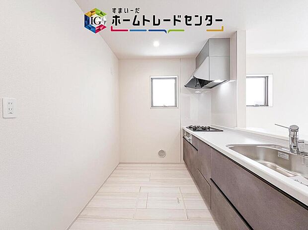 【キッチン】キッチンスペースは家族で作業が出来るよう広めにとりました。みんなで楽しくお料理をすれば、より美味しい食事が創れそうです。そしてお料理好きなお子様が育つかも、もちろん片付けもみんなでできます。