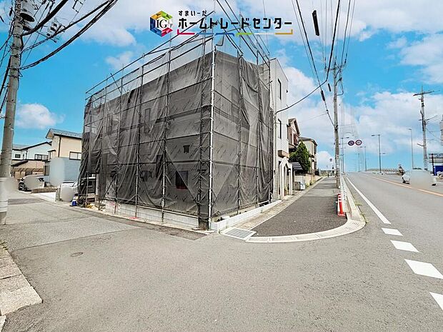 【前面道路含む現地写真】現地は建物の形が少しずつ見えてくる段階です。並列2台駐車できる計画なので、ご夫婦それぞれのお車や来客時にも対応しやすく、休日のお出かけ準備もスムーズに進められます。日々の使い方も現地でご確認ください。