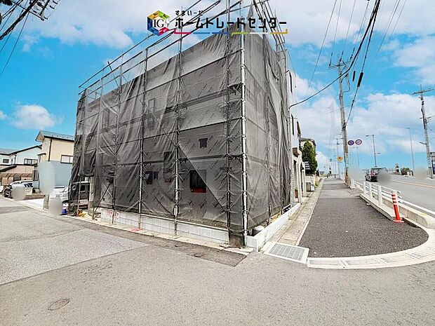 【前面道路含む現地写真】工事中だからこそ、建物の位置と道路との距離感を実際に確認できます。毎日の車の出入りや玄関までの動線など、完成後の生活を思い浮かべながら現地をじっくりご覧ください。現地で実際の感覚までお確かめください。
