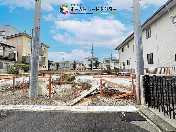 【現地外観写真】一戸建ての大きなメリットは、「自分の土地」を自由に使えること。好きなペットが飼えるほか、ガーデニングやDIY、車やバイクの手入れなど様々な趣味を楽しめます♪