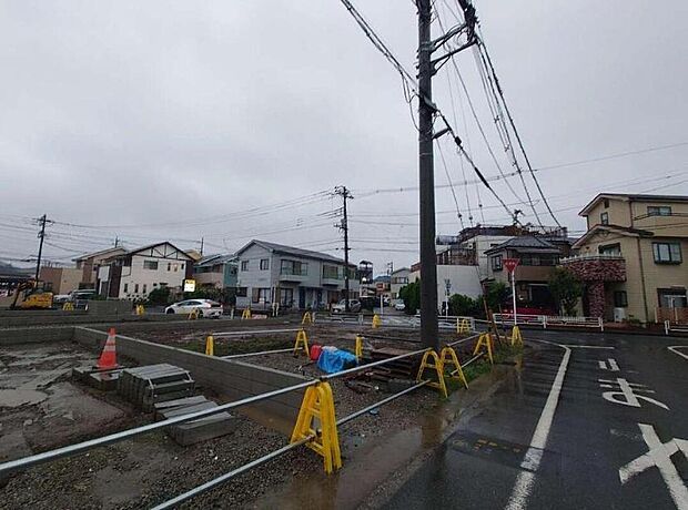 【前面道路含む現地写真】資料請求やご案内も即日対応いたします♪同じ施工例の物件見学や、完成イメージプレゼンテーションも承っております。どのような建物が建つか、間取りの広さは?など気になる点を一つ一つご説明させていただきます。
