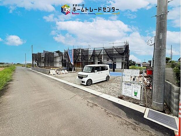 【前面道路含む現地写真】前面道路は5.3m～6mで、車の出し入れもしやすいゆとりある道路です。