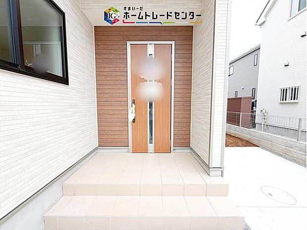 【 玄関】駐車場横のアプローチを上がると、木目調の高級感のある玄関ドアがございます。玄関を開けると広々とした空間と収納も目の前に!玄関が広い家は入った瞬間から気持ちが良いです。ぜひご自身で確かめて見て下さい。