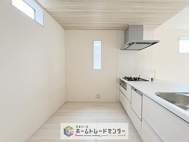 【キッチン】キッチンスペースは家族で作業が出来るよう広めにとりました。みんなで楽しくお料理をすれば、より美味しい食事が創れそうです。そしてお料理好きなお子様が育つかも、もちろん片付けもみんなでできます。