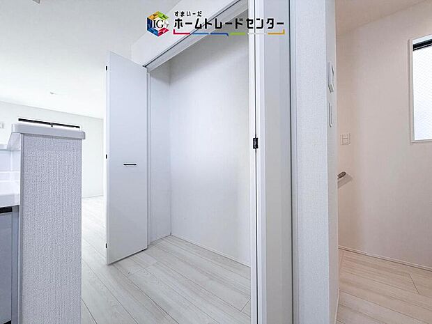 【収納】掃除用具や文房具等が収納できるためリビングをスッキリ見せることが出来ます♪また、収納用に家具などを購入する必要がないので、地震が起きても家具が倒れてくる心配もありません。