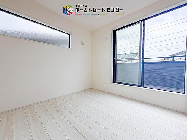 【リビング以外の居室】2面採光の洋室です。窓からの眺望もよくなり視界が広いので、部屋にいても飽きません、そしてもちろん大切なのは明るさと風通し、明るい日差しと心地よい風で自分のお部屋でくつろげる贅沢をご提供します。