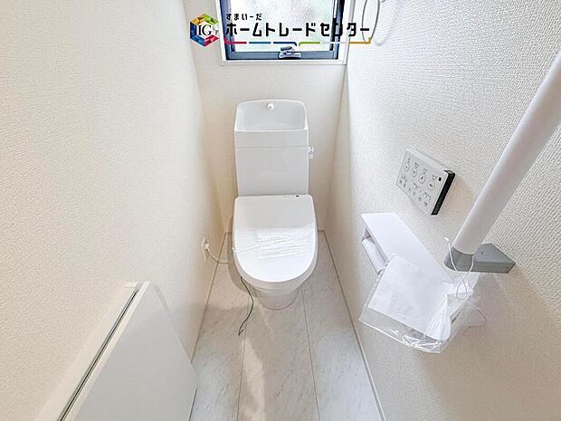 【【トイレ】】暖房機能の付いた便座は冬の寒い日にはあって良かったと本当に思います。もちろん快適で清潔なシャワー機能は標準で備えています。スペースも広くとっているので普段のお掃除もしやすいトイレスペースです。
