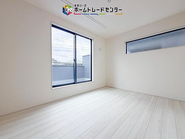 【リビング以外の居室】2階洋室です。このお部屋と隣室どちらからでもバルコニーは出入り可能です。バルコニーに面したお部屋を主寝室にしたのはいいけれど、お休みになってる方がいてお洗濯ものを干しに行けない、なんてことはありません