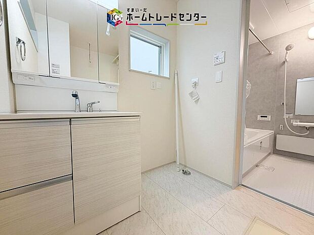 【【洗面所】】洗面化粧台と洗濯機置場をまとめた使いやすい空間です。浴室へすぐ移動できる配置で、入浴前後の身支度や毎日の洗濯もスムーズ。窓もあり、明るさを取り込みやすいのもポイントです。