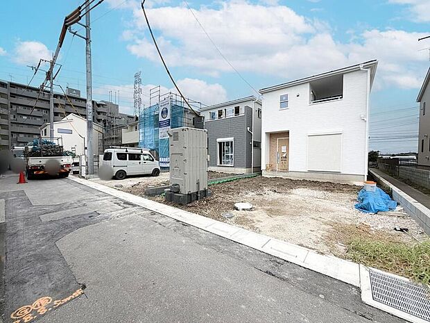 【前面道路含む現地写真】建物の形や配置が確認しやすい現地写真です。前面のスペースにもゆとりがあり、車の出し入れや来客時の動線をイメージしやすい住まいです。完成後の暮らしを現地でぜひご確認ください。