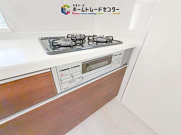 【【システムキッチン】】同時調理に強い3口コンロを採用。炒める・煮る・茹でるを一度に進められ、朝夕の支度がスムーズ。家事時間をぐっと短縮できます。