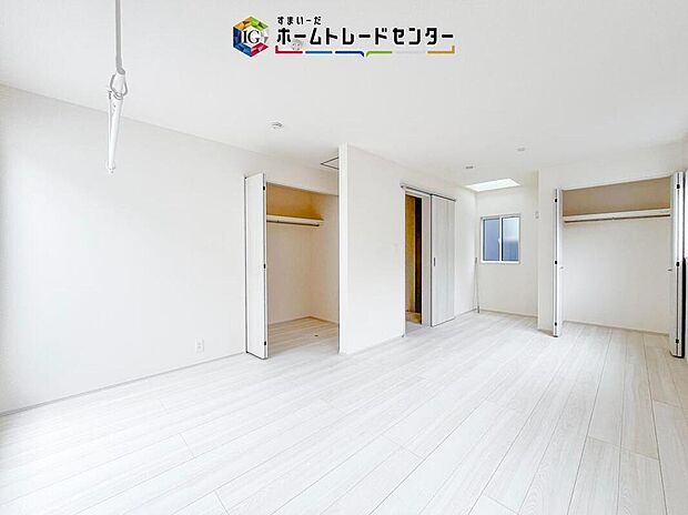 【リビング以外の居室】将来的には間仕切りを設けて二つの部屋にすることも考えた洋室です。現在は10帖以上の主寝室としてお使いいただき、家族が増えたとき、成長した時には、間仕切りをし、お二人分のプライベート空間へと変わります。